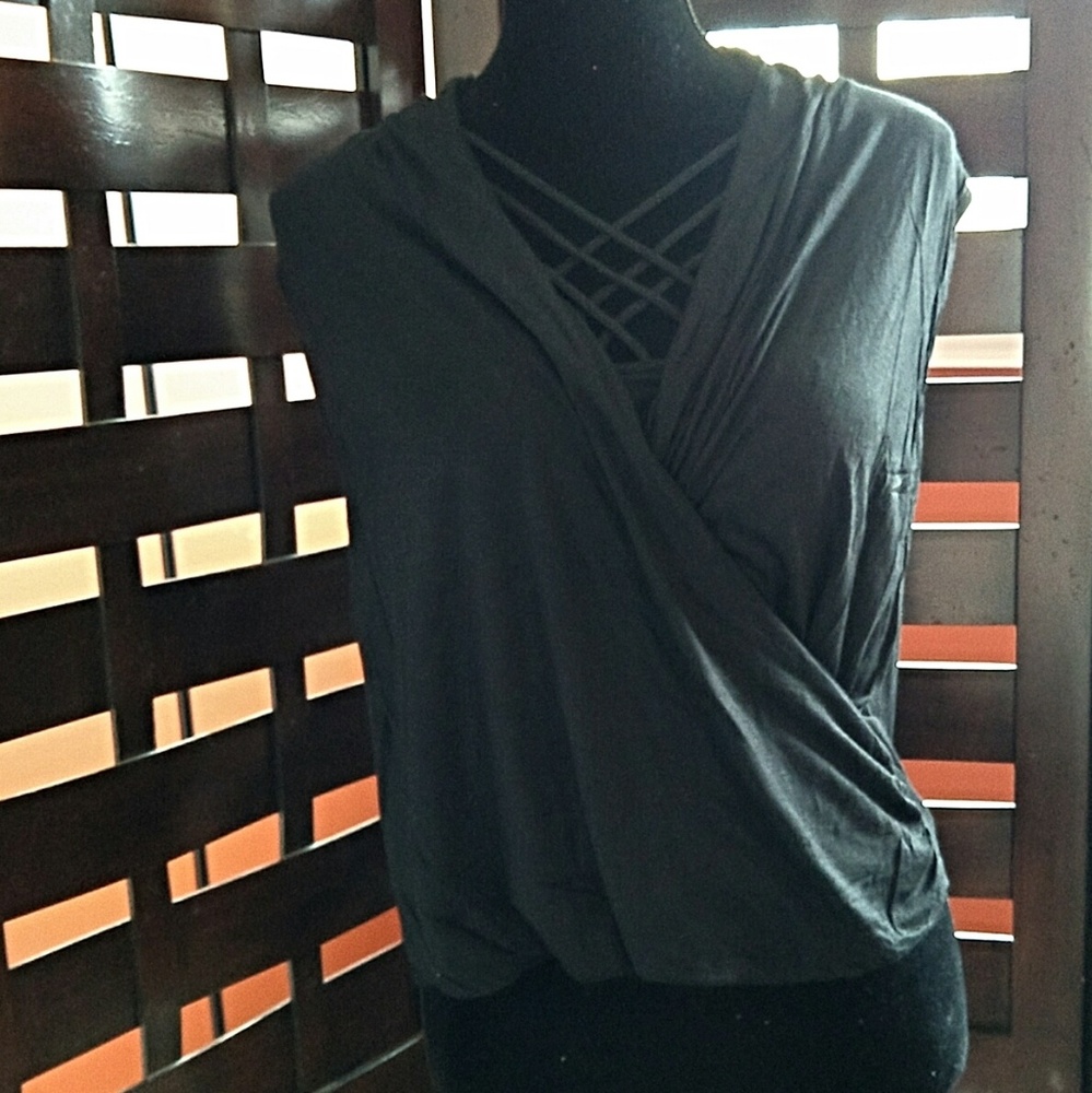 Draped twist front tank